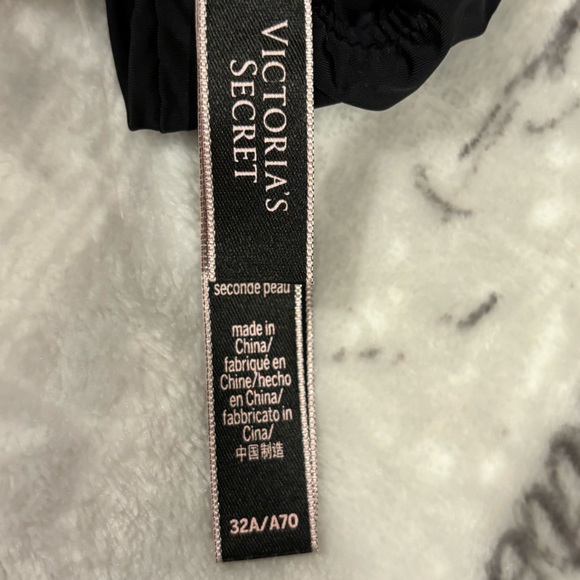 VS bra bundle 🖤🤍 - Picture 2 of 6